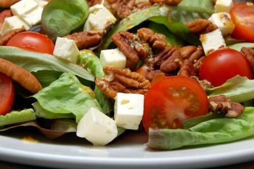 Salade met feta en pecannoten