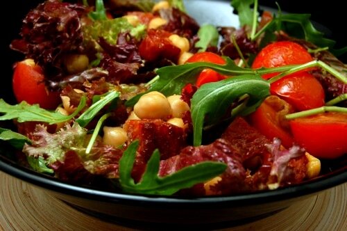 Chorizosalade met kikkererwten