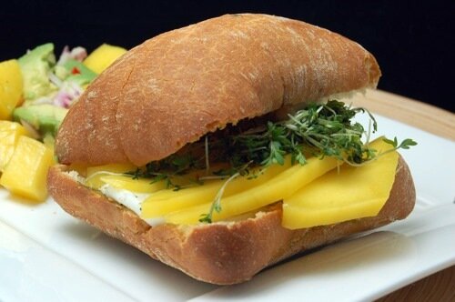 Ciabatta met mozzarella en mango