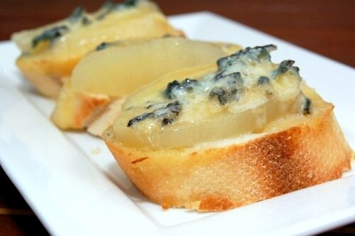 Stokbrood met blauwe kaas en peer