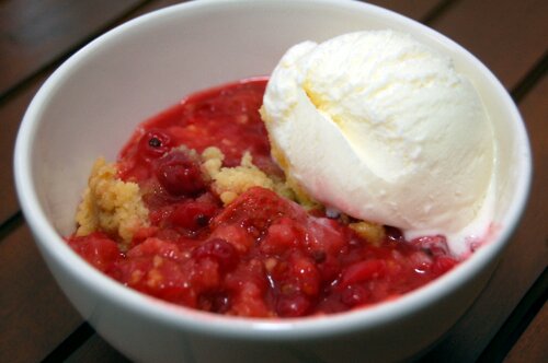 Crumble met rode besjes en aardbeien