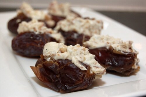 Gevulde dadels met gorgonzola en walnoten