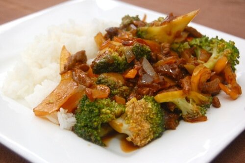 Chinese wokschotel met rundvlees en broccoli