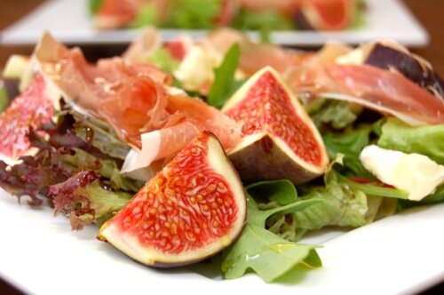 Salade met verse vijgen, blauwe kaas en prosciutto