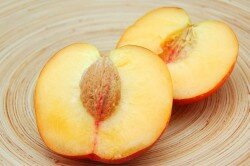 Nectarine gehalveerd