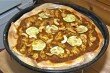 Curry-pizza met courgette en cashews