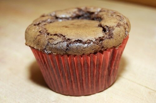 Browniemuffins met pindakaasvulling