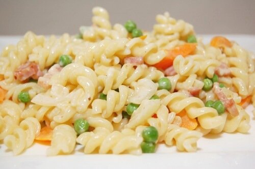 Fusilli met spekjes, erwtjes en Parmezaanse kaas