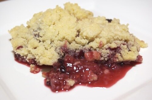 Crumble met frambozen en bramen